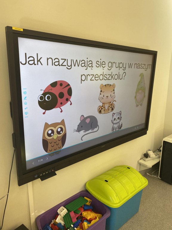 Ekran z wyświetlonym slajdem jak nazywają się nasze grupy w przedszkolu