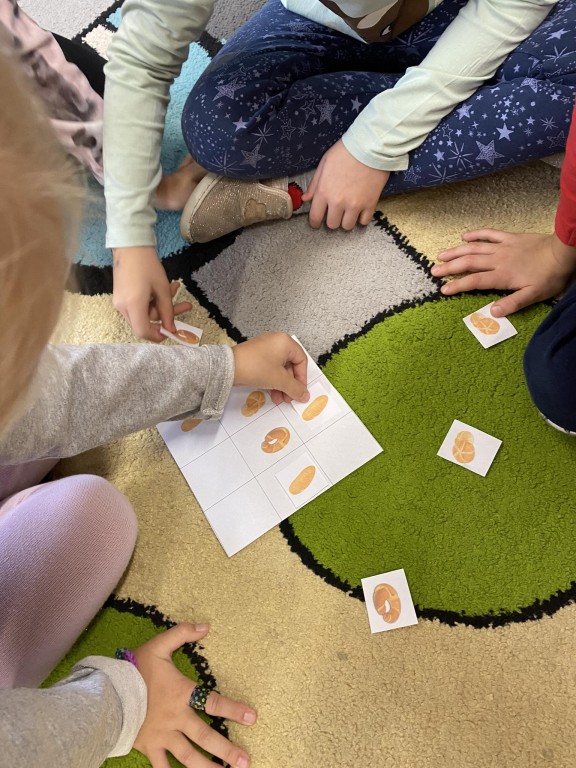 dzieci układają sudoku z obrazkami pieczywa