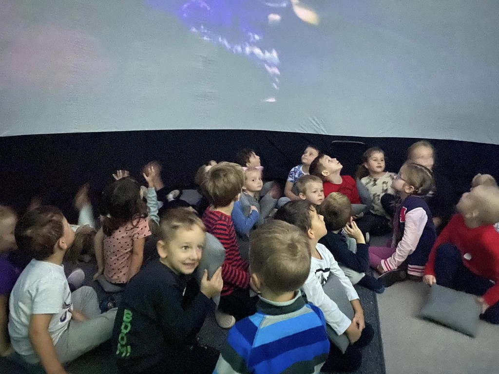 Dzieci uczestniczą w seansie oceanarium
