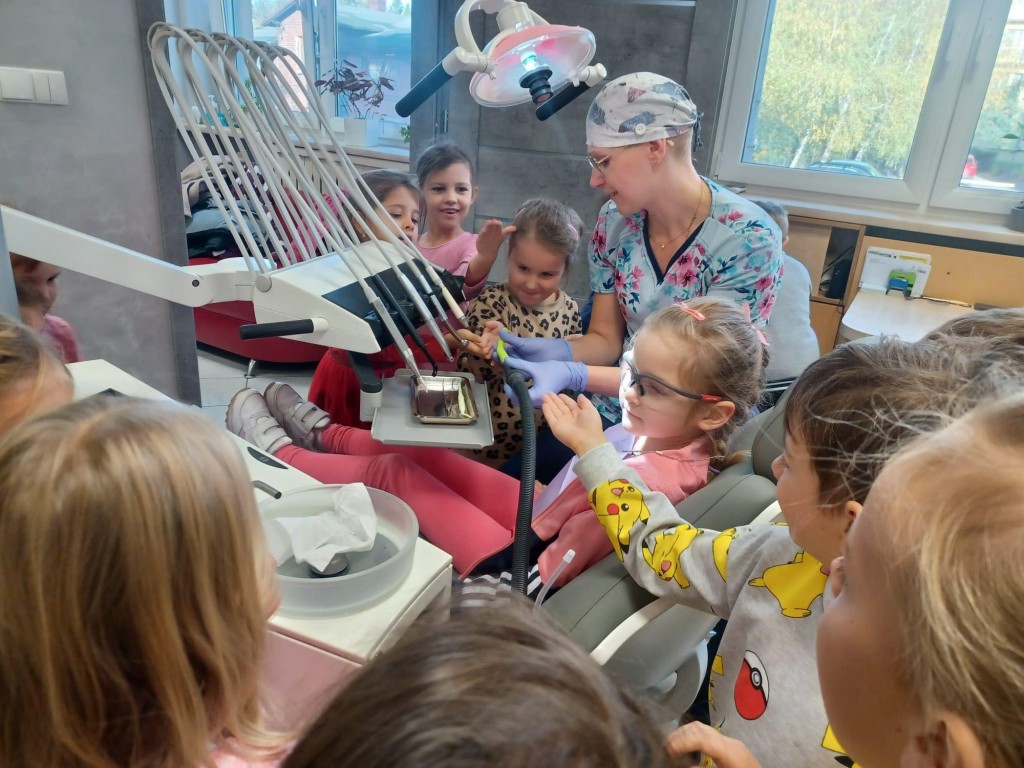 Dzieci odwiedziły gabinet stomatologiczny