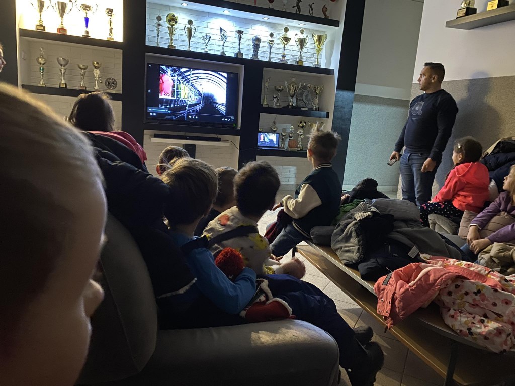 Dzieci oglądają film o górnikach