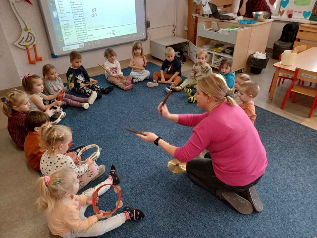 Dzieci graja na instrumentach rytmicznie za nauczycielka