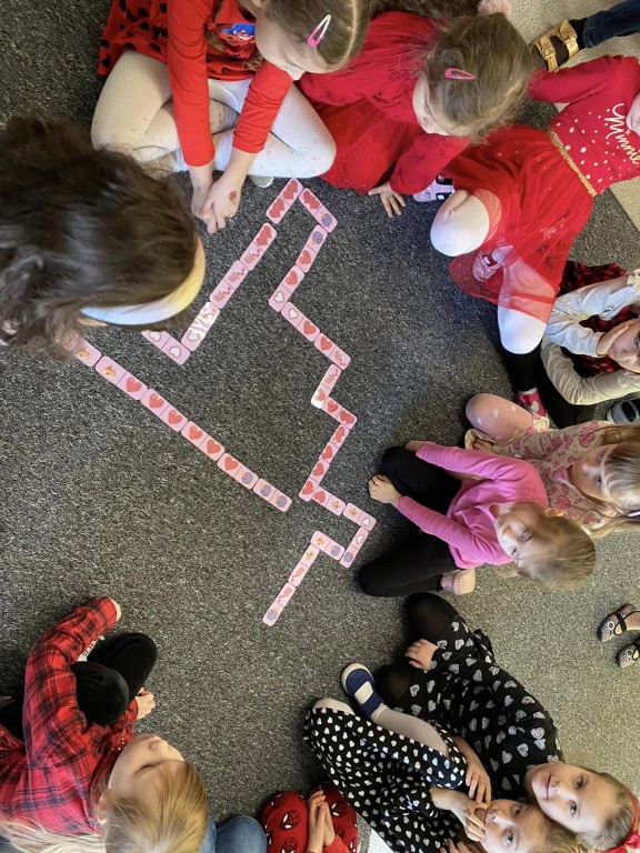 Dzieci układają domino walentynkowe