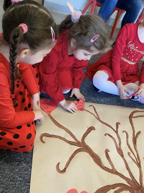 Dzieci tworzą drzewo z serc