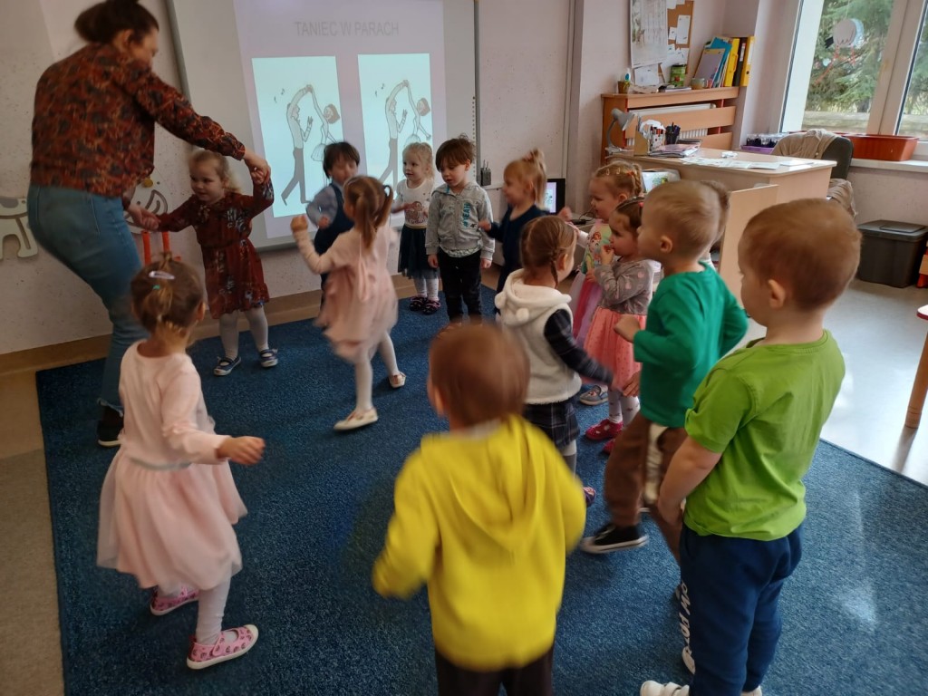 Dzieci tancza do muzyki