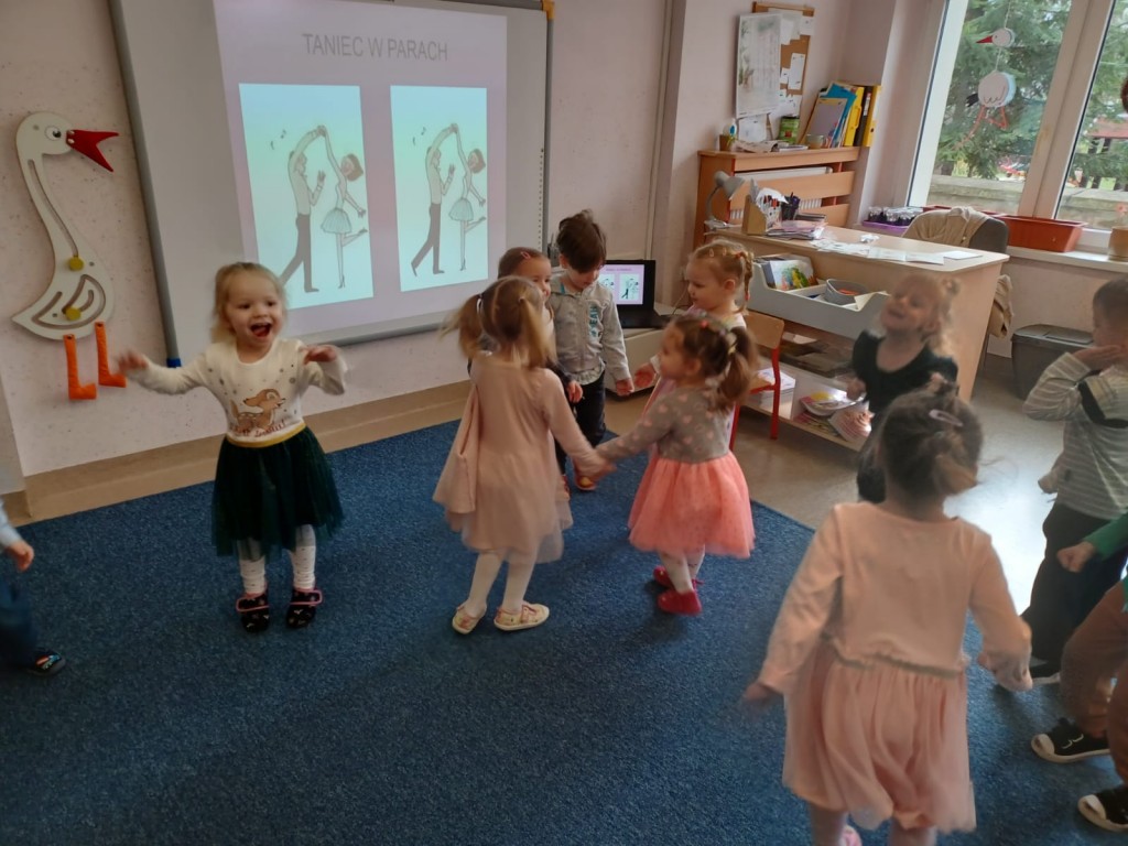 Dzieci tancza do muzyki