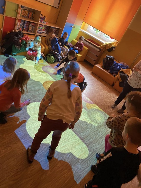 Dzieci bawią się na dywanie interaktywnym