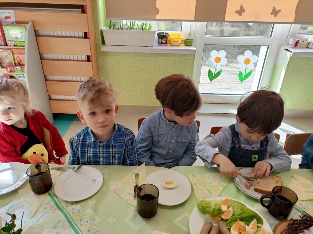 dzieci jedza sniadanie wielkanocne