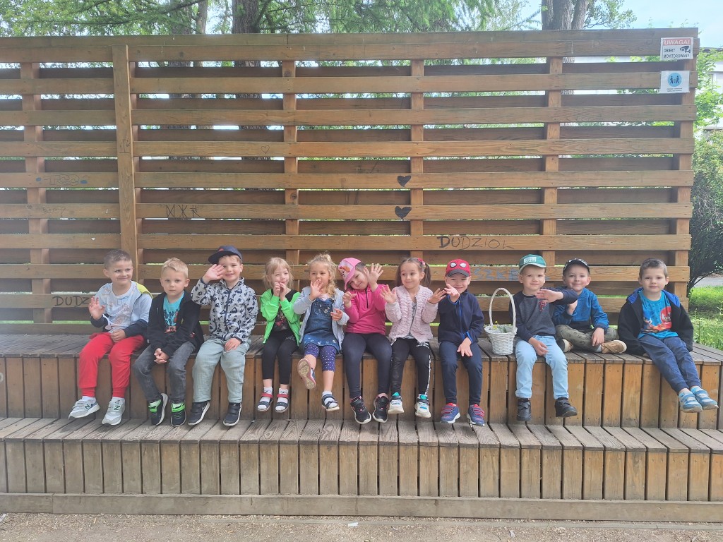 Dzieci siedzą na ławce w parku