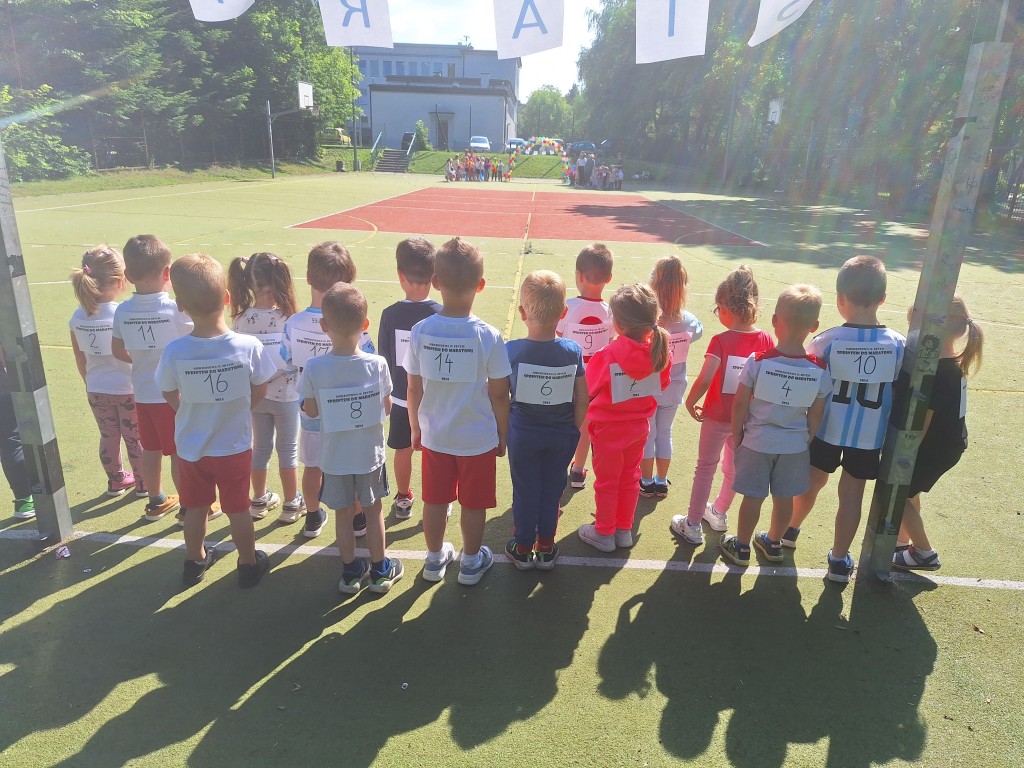 Dzieci stoją na boisku