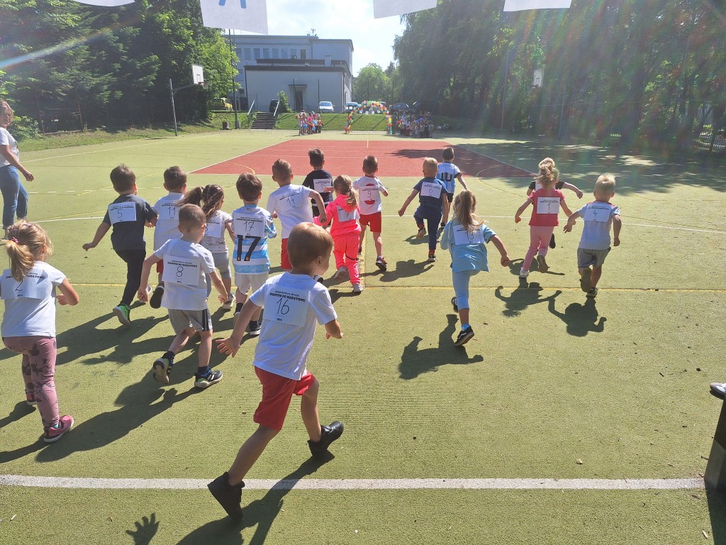 Dzieci biegną na boisku