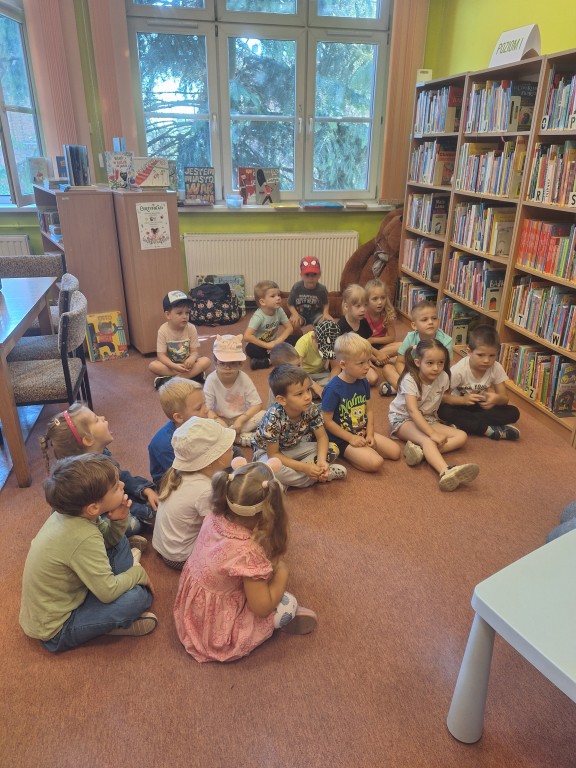 Dzieci słuchają opowiadania w bibliotece 
