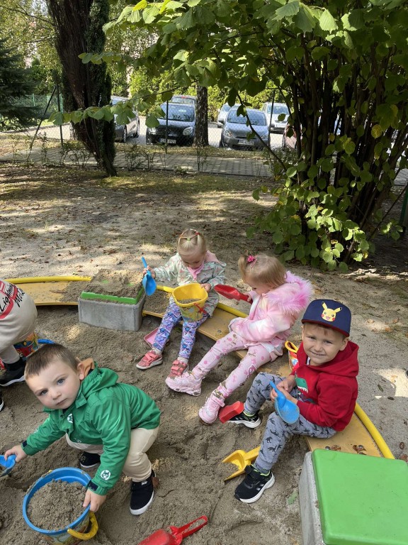 Dzieci bawią się w piaskownicy