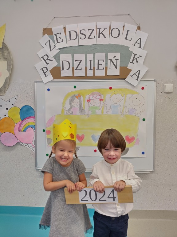 dziewczynka i chlopczyk pozuje do zdjecia z okazji dnia przedszkolaka