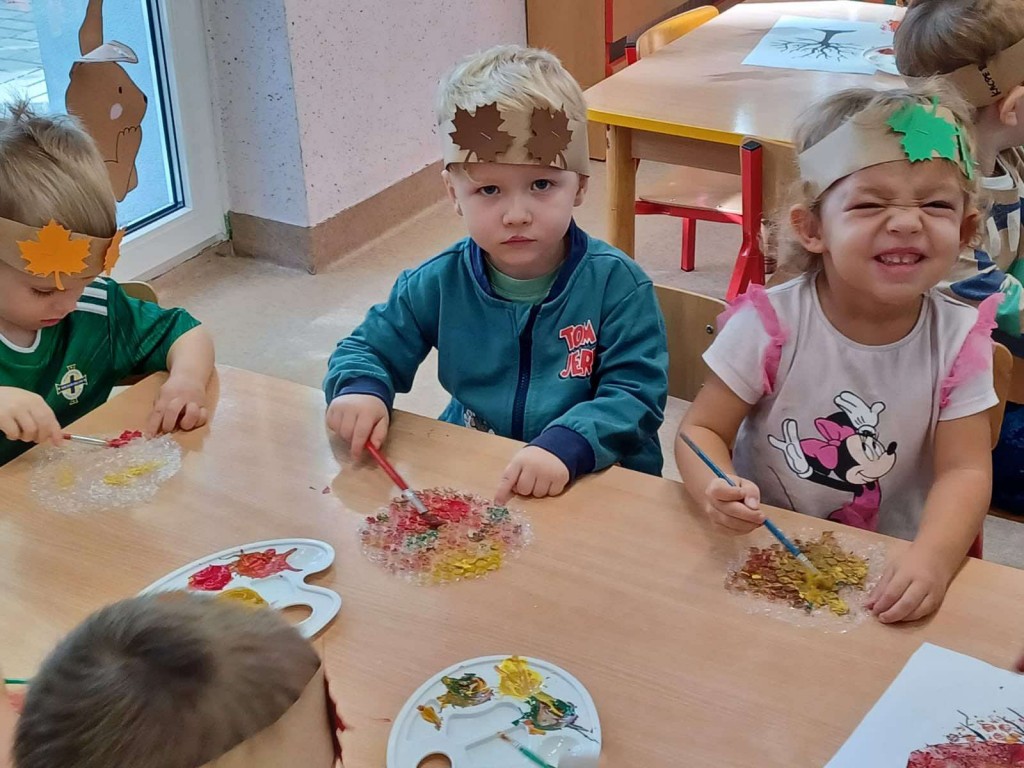 dzieci malują pędzlem na folii bąbelkowej