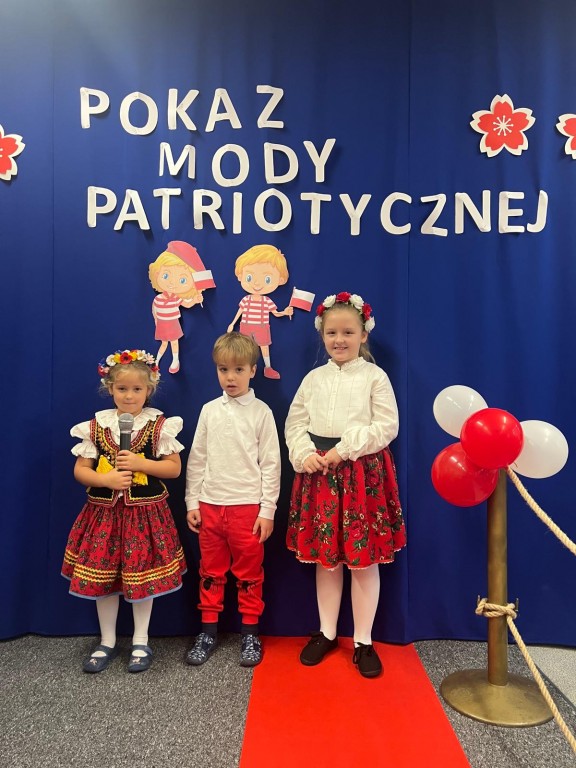 Dzieci uczestniczą w pokazie mody 