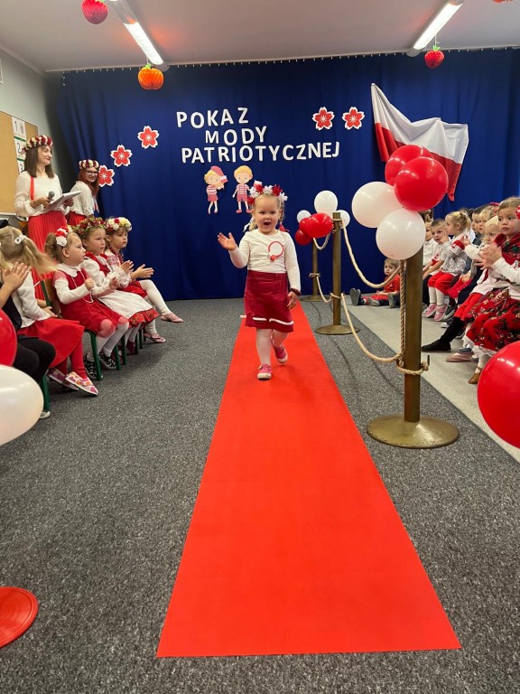 dziewczynka idzie na pokazie mody patriotycznej