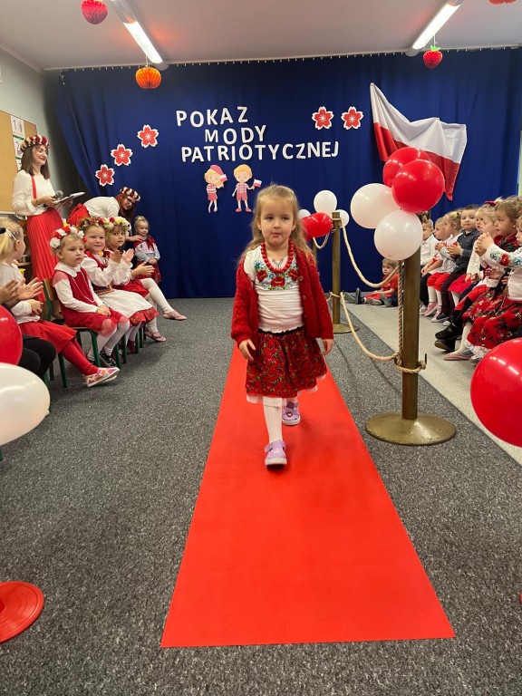 dziewczynka idzie na pokazie mody patriotycznej